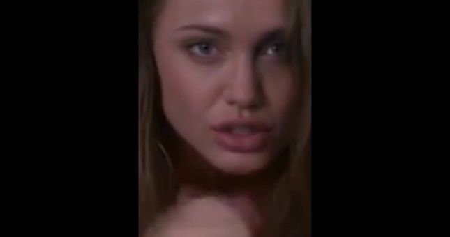 Порно видео Анджелина Джоли сосет и дрочит стоячий член
