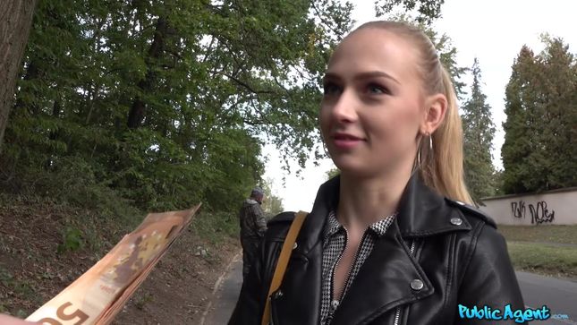 Порно видео Студентка за деньги отдается в лесу