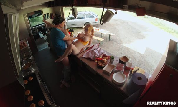 Порно видео Работница кафе на колесах отдется клиенту
