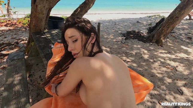 Порно видео Секс от первого лица с красивой телочкой на пляже