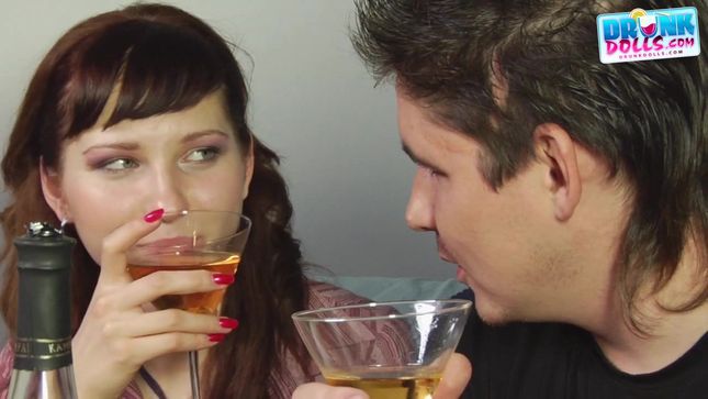 Порно видео Пьяненькая телка трахается с собутыльником