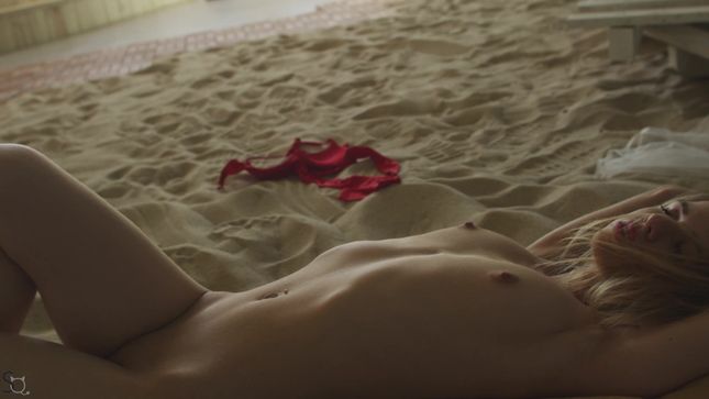 Порно видео Нежная блондинка показывает небольшую грудь и попку