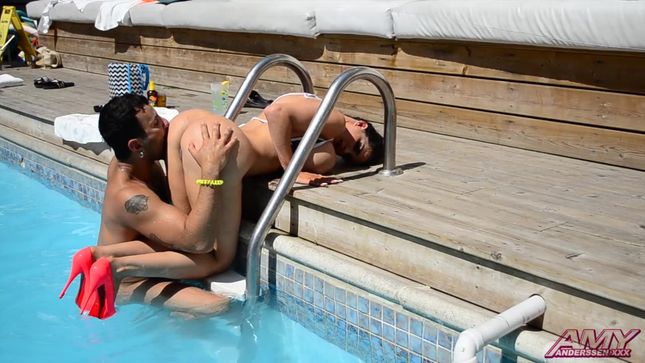 Порно видео Мамаша после купания в бассейне трахается в киску