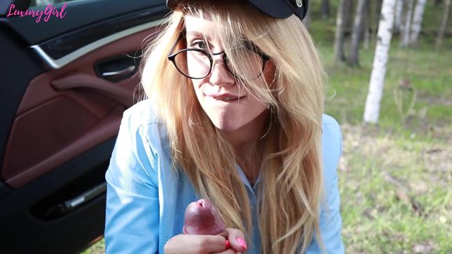 Порно видео Минет от очкастой блондинки в машине